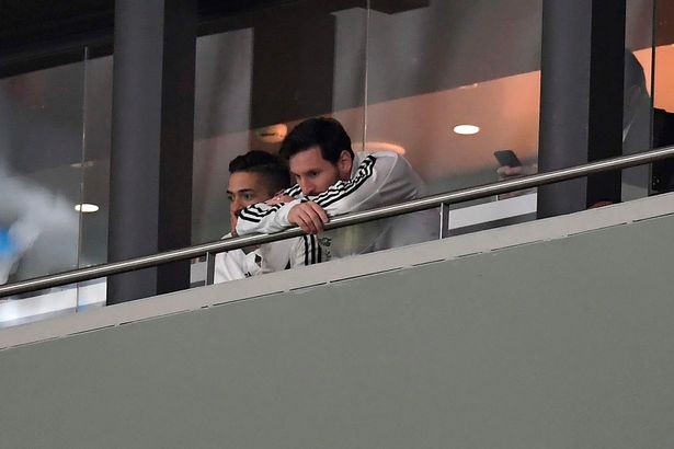 Messi bất lực nhìn đồng đội bị thảm sát - Bóng Đá