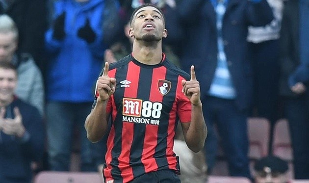 Hàng thủ Arsenal ngơ ngác trước cú ra chân của Callum Wilson - Bóng Đá