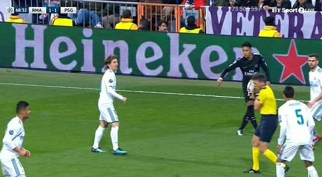 Bi hài cảnh trọng tài Rocchi lãnh trọn cú sút của Neymar - Bóng Đá