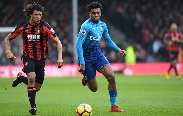 Hàng thủ Arsenal ngơ ngác trước cú ra chân của Callum Wilson - Bóng Đá