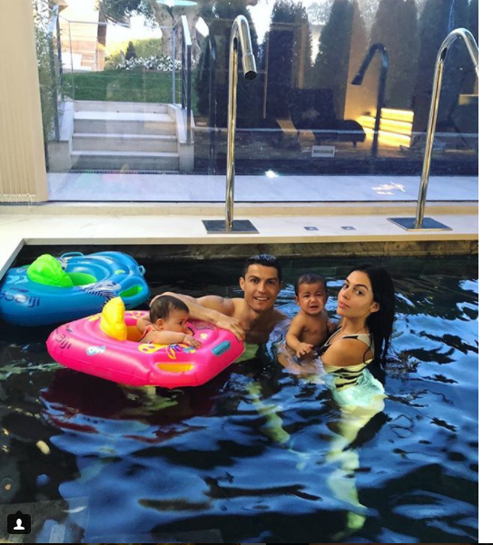 Nể phục tài chăm con của bạn gái 'vạn người mê' của Ronaldo - Bóng Đá