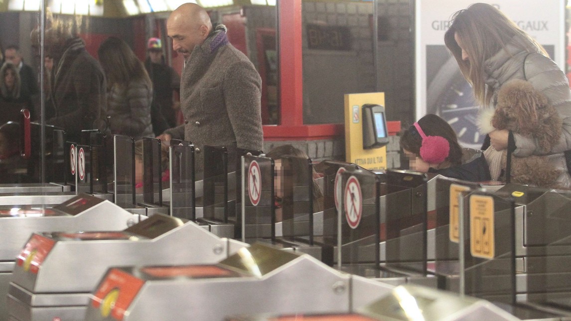 Spalletti 'trốn' đội đi shopping bị trò cưng bắt gặp - Bóng Đá