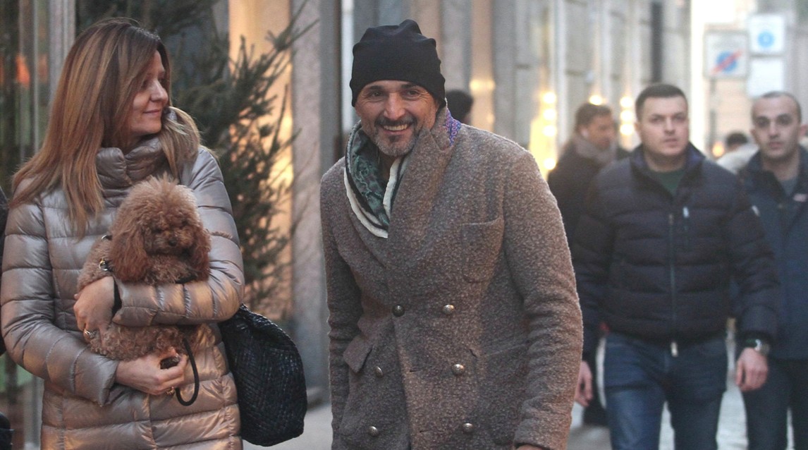 Spalletti 'trốn' đội đi shopping bị trò cưng bắt gặp - Bóng Đá
