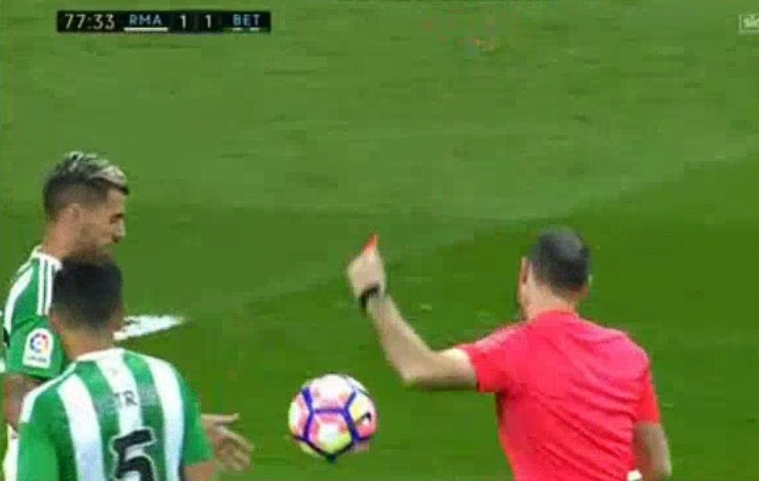 TRANH CÃI: Trọng tài lại thiên vị Real Madrid? - Bóng Đá
