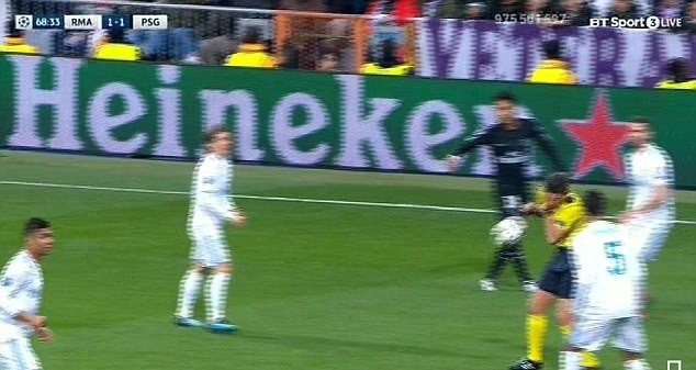 Bi hài cảnh trọng tài Rocchi lãnh trọn cú sút của Neymar - Bóng Đá
