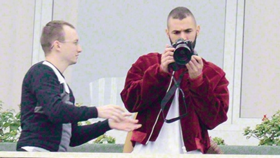 Phản ứng của sao sân cỏ trước paparazzi: Người cười gượng, kẻ ăn thua đủ - Bóng Đá
