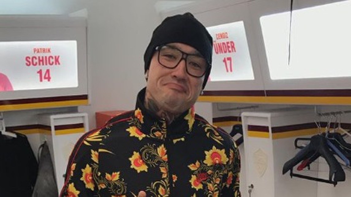 Nainggolan chơi trội mang cả vườn hoa lên người - Bóng Đá