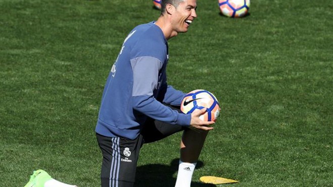Bồ không mang bầu, Ronaldo vẫn lên chức bố - Bóng Đá