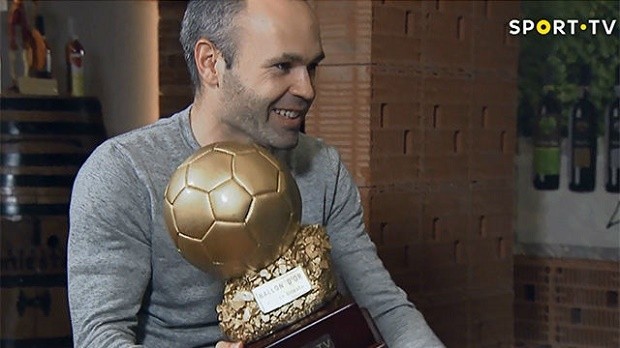 Andres Iniesta nhận 