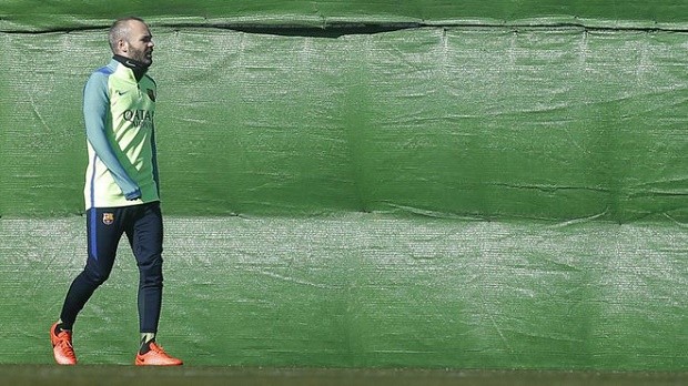 Barcelona: Chuyện gì đang xảy ra với 'Thánh' Iniesta? - Bóng Đá