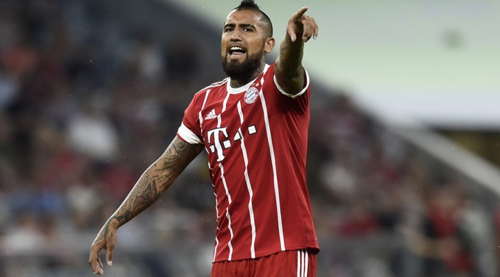 Vidal trổ tài chơi bóng rổ siêu nhộn - Bóng Đá