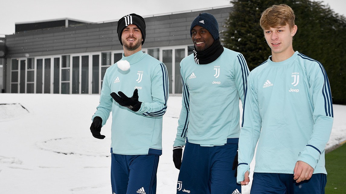 Sao Juventus nhí nhố chơi bóng tuyết trên tập - Bóng Đá