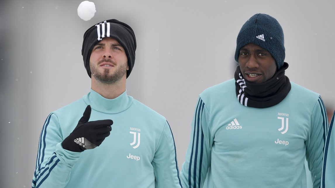 Sao Juventus nhí nhố chơi bóng tuyết trên tập - Bóng Đá