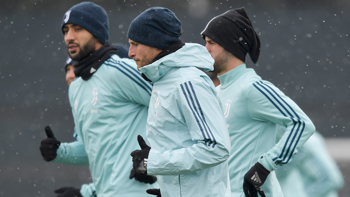 Sao Juventus nhí nhố chơi bóng tuyết trên tập - Bóng Đá
