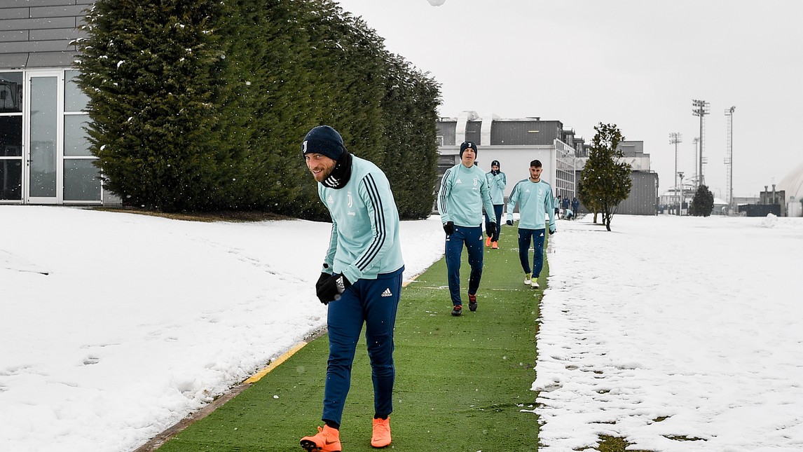 Sao Juventus nhí nhố chơi bóng tuyết trên tập - Bóng Đá