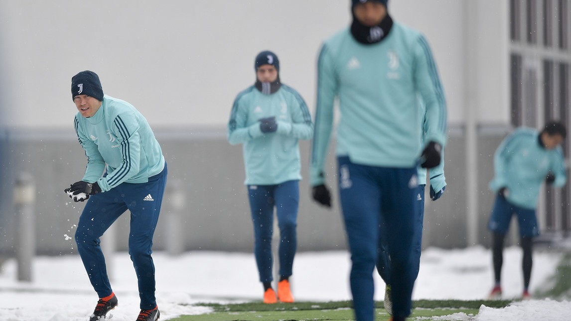 Sao Juventus nhí nhố chơi bóng tuyết trên tập - Bóng Đá