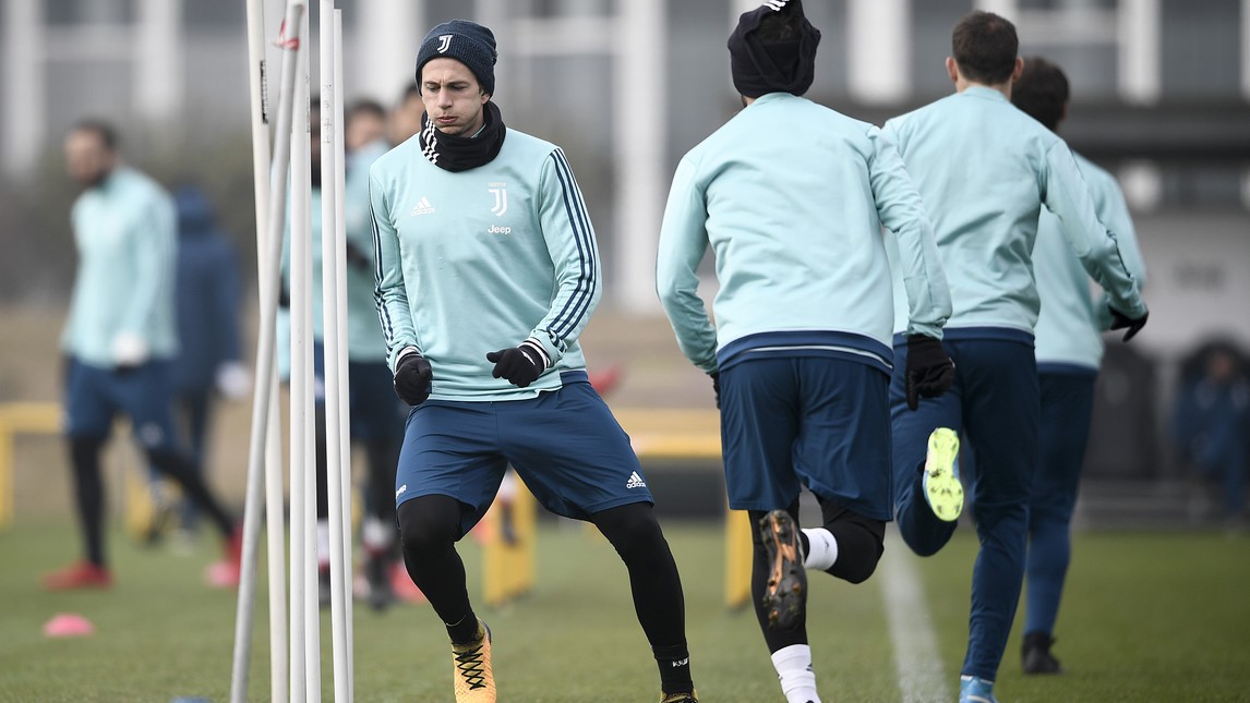 Sao Juventus cười thả ga trong buổi tập đầu năm - Bóng Đá