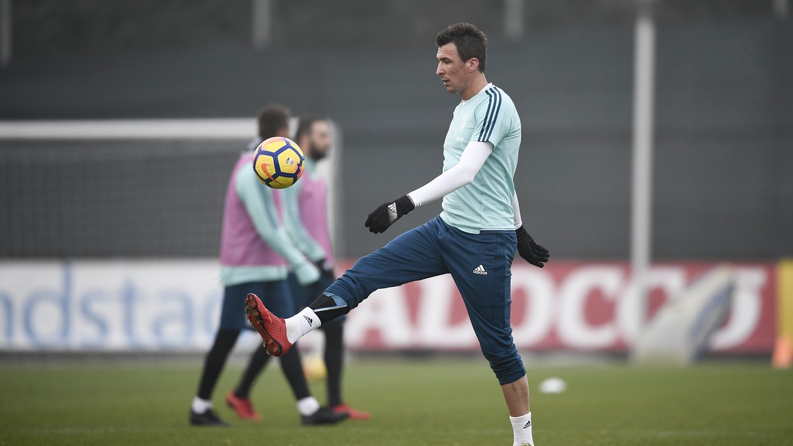 Sao Juventus cười thả ga trong buổi tập đầu năm - Bóng Đá