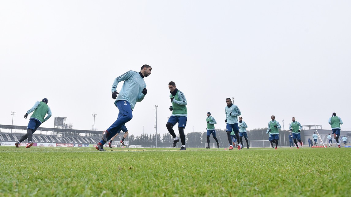 Sao Juventus cười thả ga trong buổi tập đầu năm - Bóng Đá