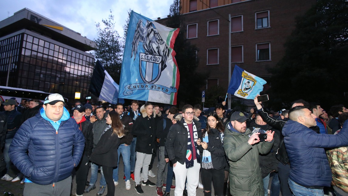 CĐV Lazio bao vây trụ sở FIGC phản đối công nghệ VAR - Bóng Đá