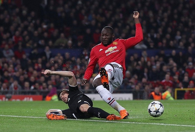 De Gea thất thần nhìn đồng đội 