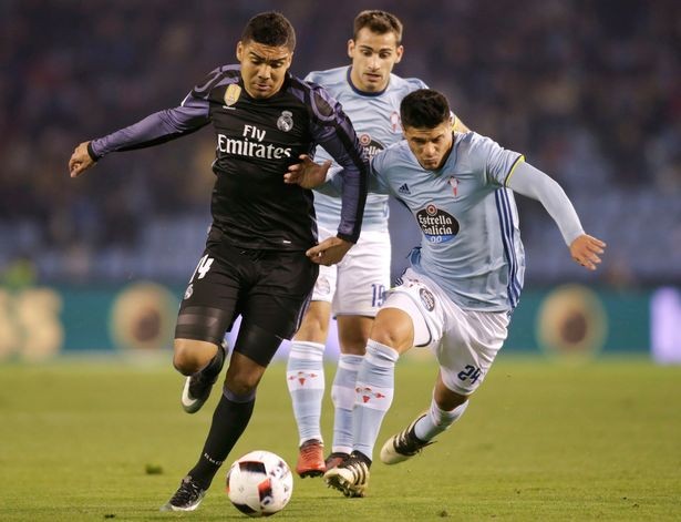 Sau tất cả, bạn gái theo Alexis Sanchez đến khách sạn Lowry - Bóng Đá