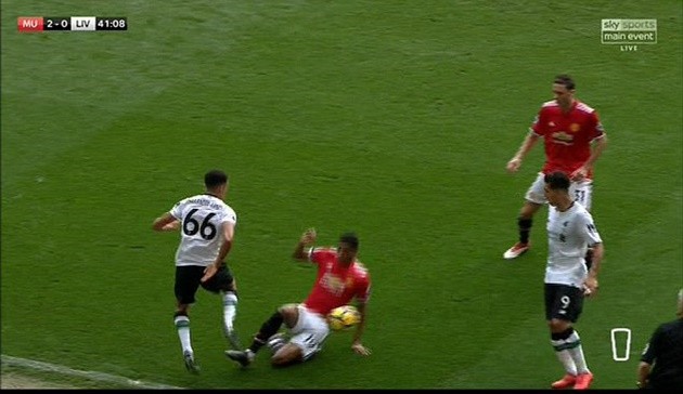 Có đến hai thẻ đỏ cần phải rút ra trong trận derby nước Anh - Bóng Đá