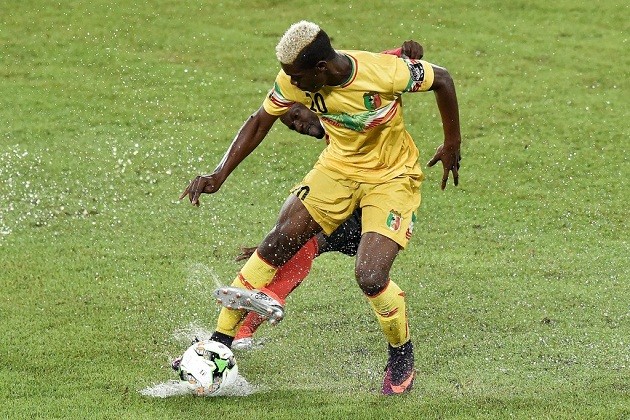 Uganda và Mali bất phân thắng bại trong trận thủy chiến - Bóng Đá