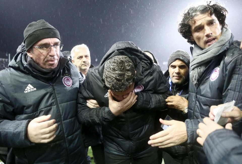 Khung cảnh hỗn loạn bên ngoài trận đấu của Olympiakos - Bóng Đá