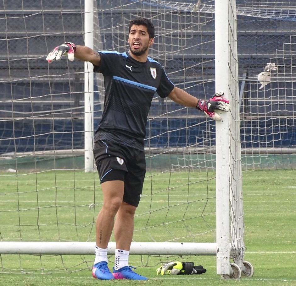 Suarez xuống làm thủ môn - Bóng Đá