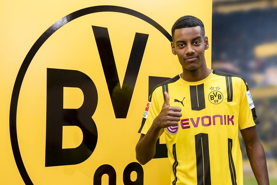 'Ibra mới' Alexander Isak rạng ngời trong áo đấu Dortmund - Bóng Đá