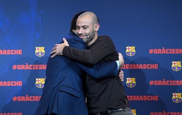 Mascherano rơi lệ trong lễ chia tay Barcelona - Bóng Đá