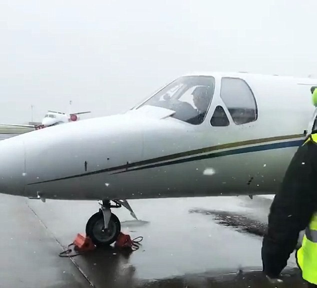 Sanchez khoe ảnh lên máy bay - Bóng Đá