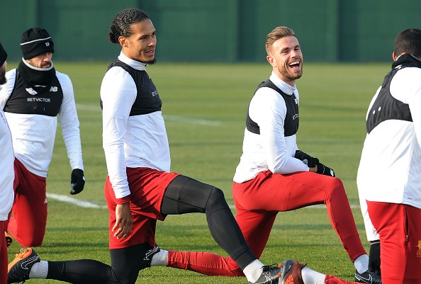 Van Dijk pha trò, sân tập Liverpool rộn tiếng cười - Bóng Đá