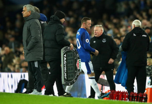 Rooney bước ngang, Mourinho xem như người vô hình - Bóng Đá