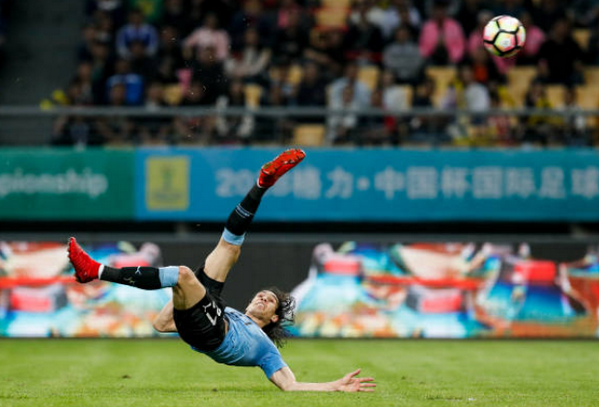 Siêu phẩm 'ngã bàn đèn', Cavani hẹn Bale tại chung kết - Bóng Đá
