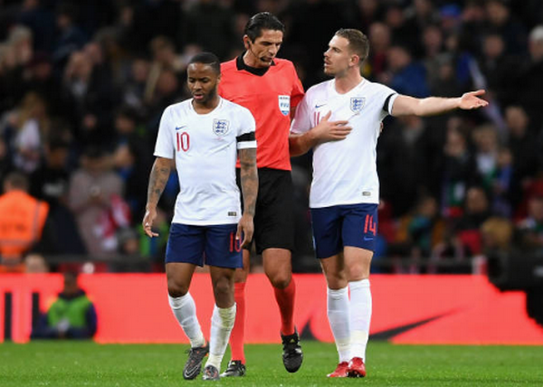 Cận cảnh Jordan Henderson 'nhõng nhẽo' với trọng tài - Bóng Đá