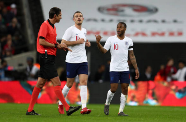 Cận cảnh Jordan Henderson 'nhõng nhẽo' với trọng tài - Bóng Đá