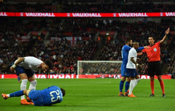 Cận cảnh Jordan Henderson 'nhõng nhẽo' với trọng tài - Bóng Đá