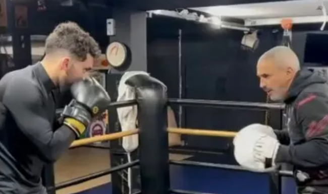 Rayan Cherki tập boxing.