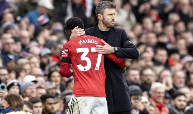 Carrick ẩn ý chỉ trích Amorim về cách đối xử với Mainoo.