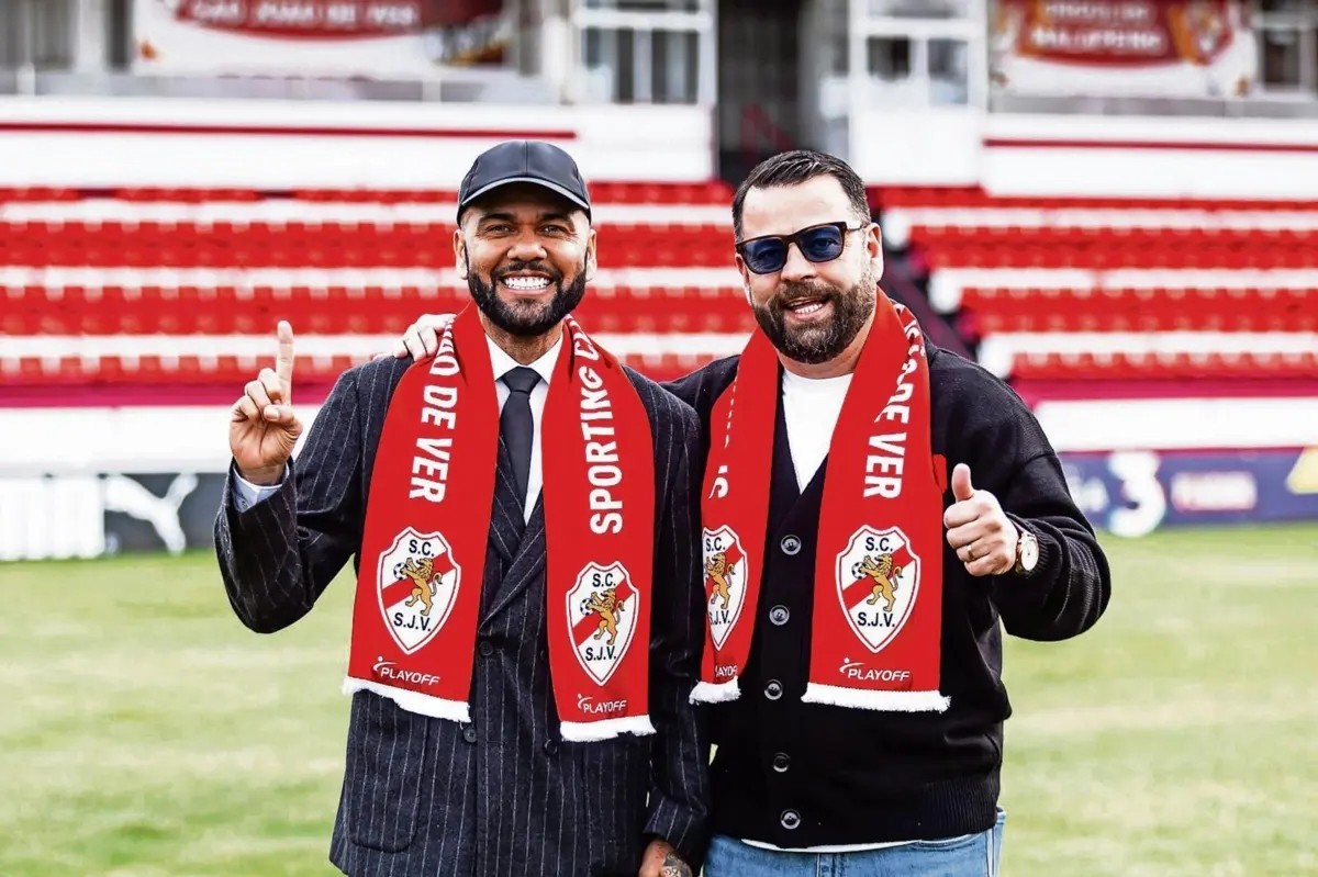 Dani Alves trở thành đồng sở hữu Sporting Clube de Sao Joao de Ver.