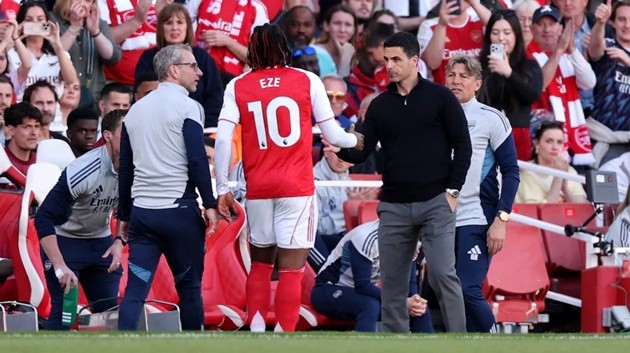 Eze rời sân vì chấn thương trong trận Arsenal thắng Newcastle.