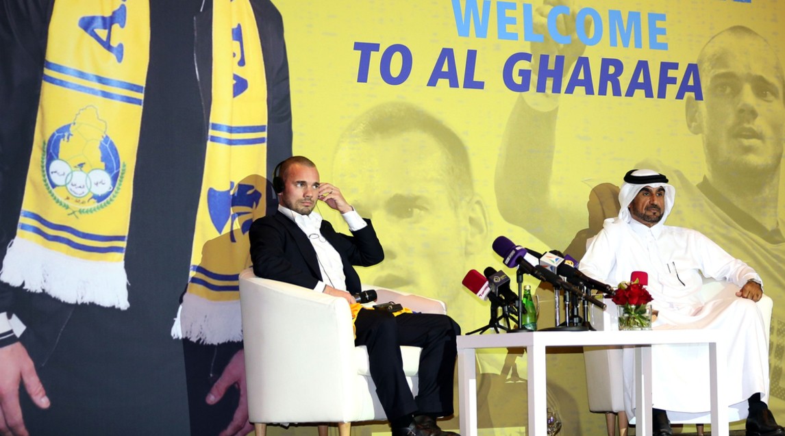 Sneijder gượng cười trong ngày sang Qatar thi đấu - Bóng Đá