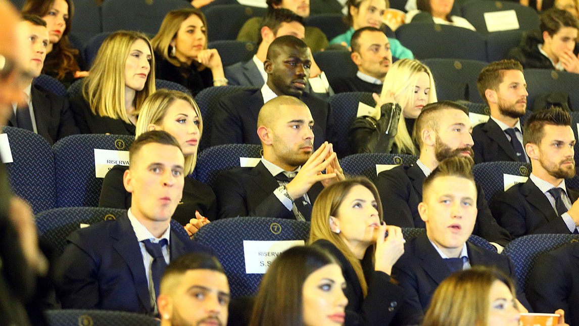 Dàn sao Napoli lạnh như băng tham dự ra mắt phim - Bóng Đá