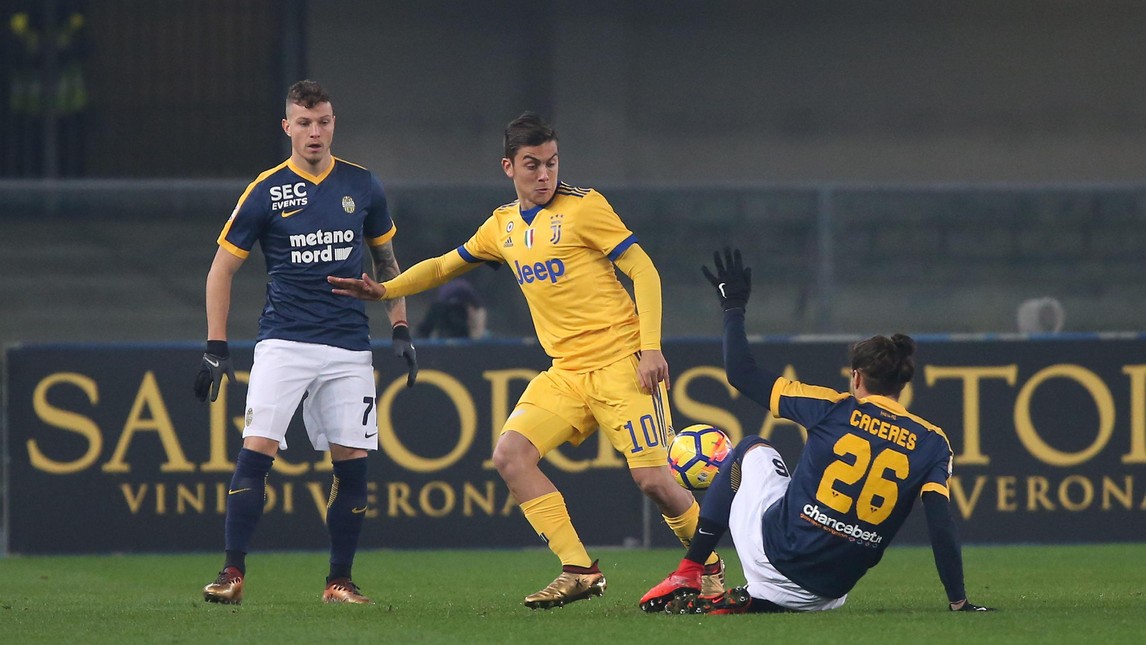 Dybala khoe giày mới nhân lúc lập cú đúp - Bóng Đá