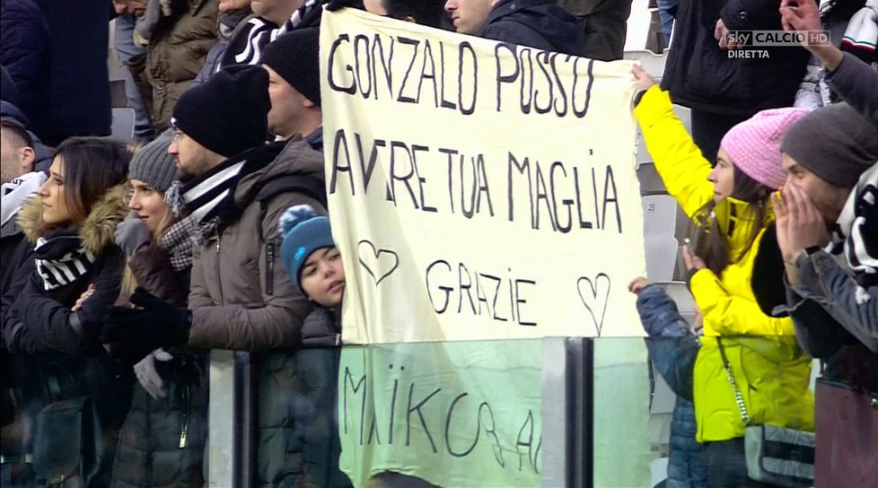 Higuain bắt chước Hazard tặng áo theo yêu cầu từ fan nhí - Bóng Đá