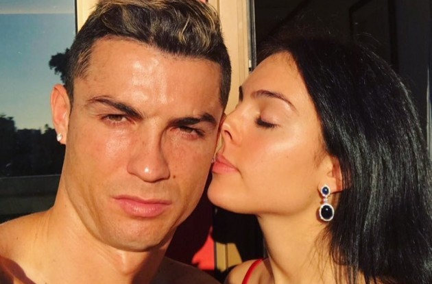 Người yêu khoe ảnh an ủi Ronaldo sau chấn thương - Bóng Đá