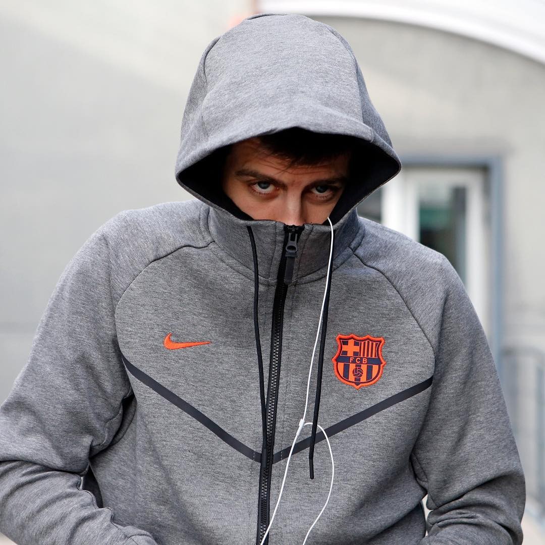 Pique trùm kín mít như 'đại ca Trung Đông' hù dọa fan - Bóng Đá
