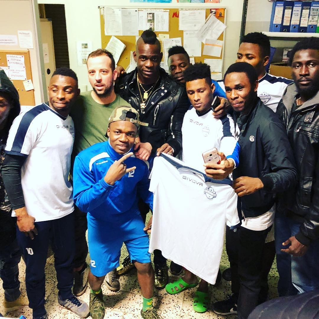 Lên án phân biệt chủng tộc, Balotelli bất ngờ thăm trại tỵ nạn - Bóng Đá